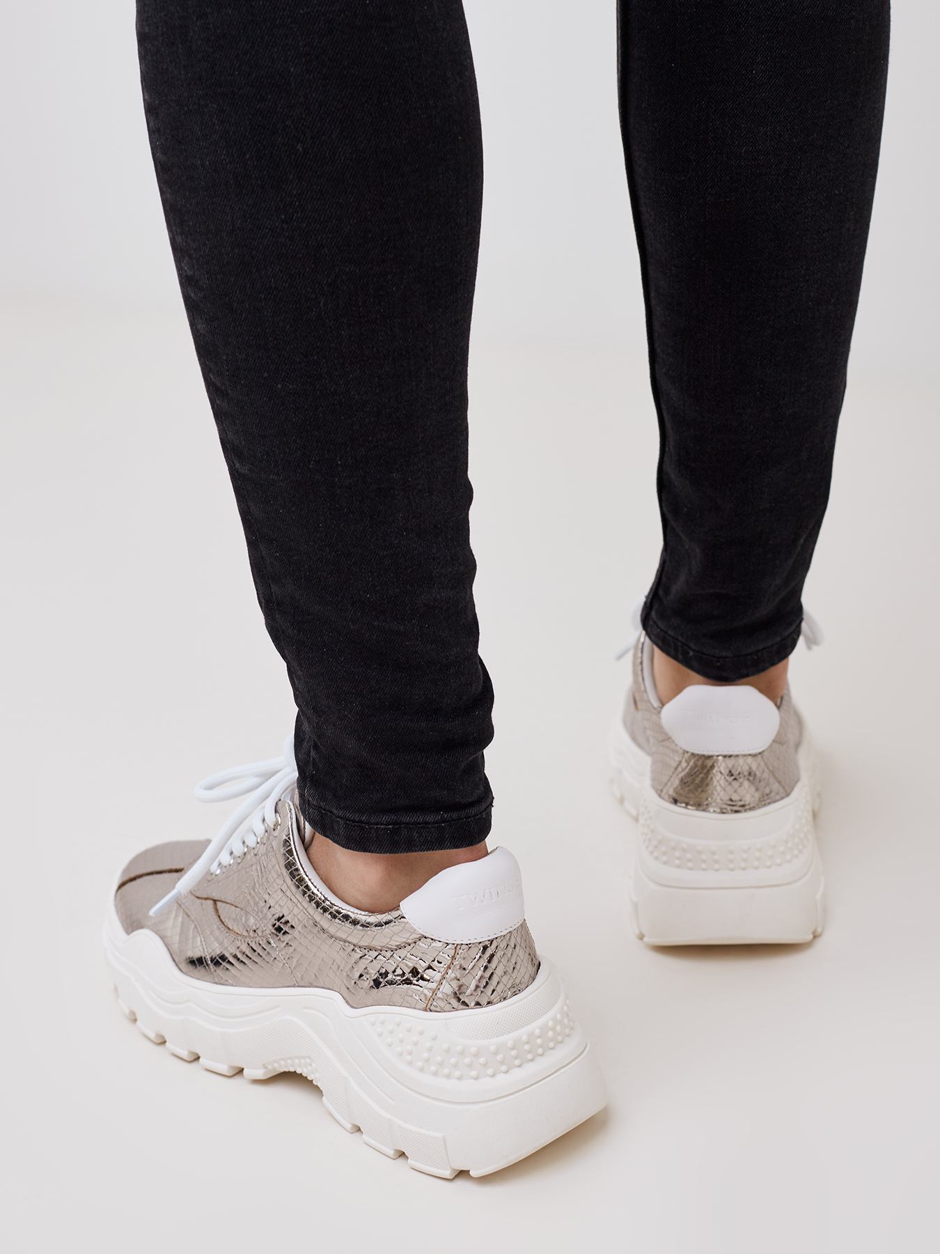Женские кроссовки TWINSET. Цвет серебряный