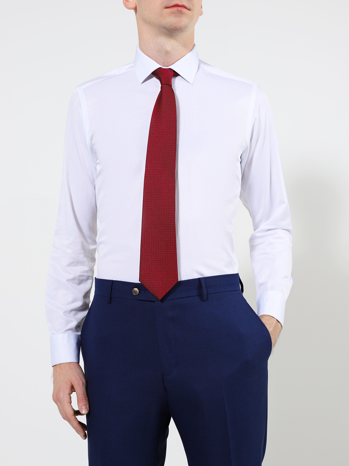 Белая рубашка с бордовым галстуком