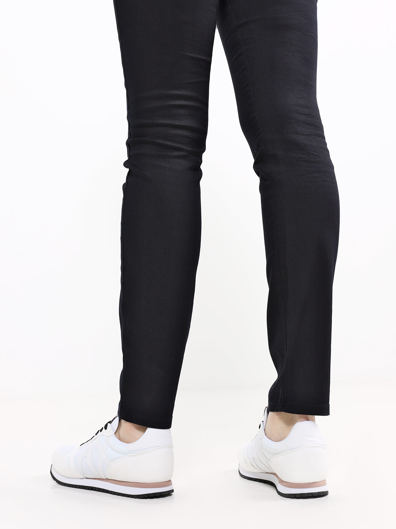 Женские кроссовки Armani Exchange. Цвет белый